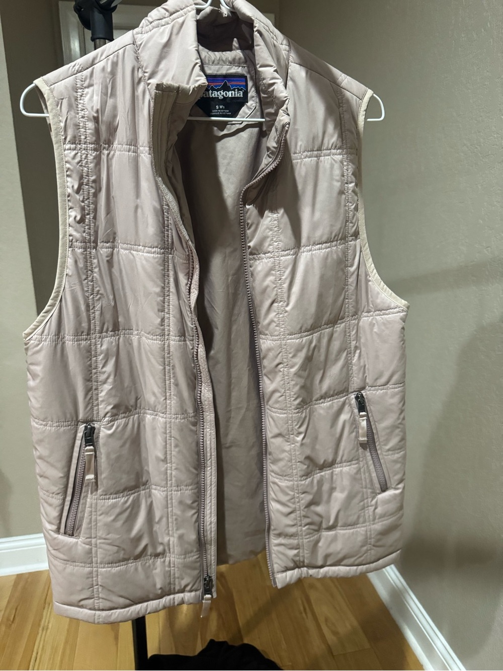 Patagonia Women’s Quilted Vest in Light pink